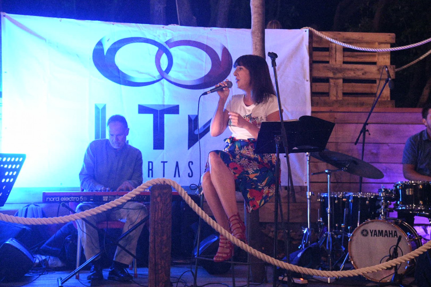 Dubrovačku publiku u intimnoj atmosferi Ponta zabavljala pjevačica Maja Grgić (FOTOGALERIJA)